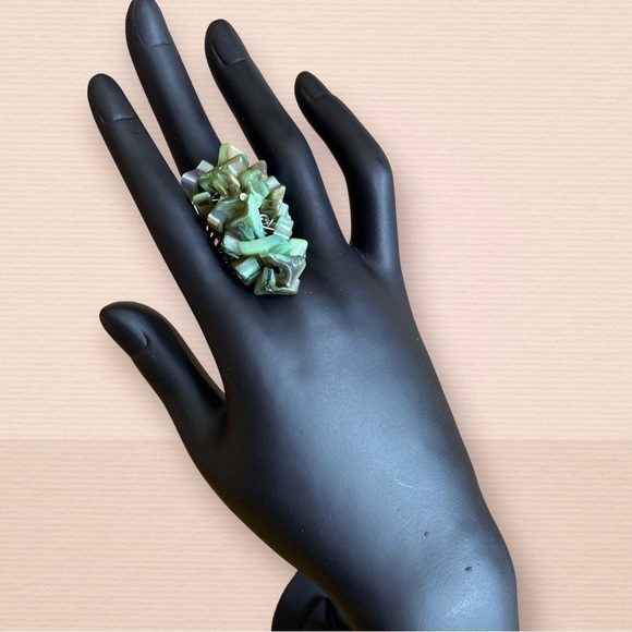 Green Bead Statement Ring Size 6.5 - Picture 1 of 6